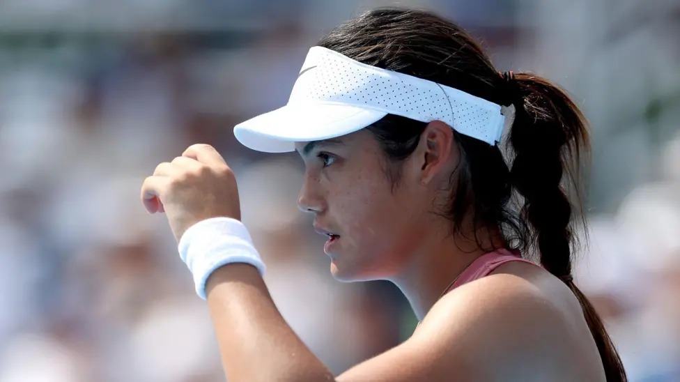 艾瑪&middot;拉杜卡努(EmmaRaducanu)在辛辛那提公開賽輸給阿琳娜&middot;薩巴倫卡(ArynaSabalenka)時做出反應