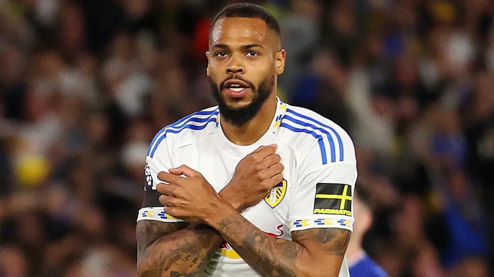 盧卡斯&middot;恩梅查在埃蘭路球場對陣埃弗頓的比賽中為利茲聯(lián)隊主場點球破門，并取得領(lǐng)先后慶祝