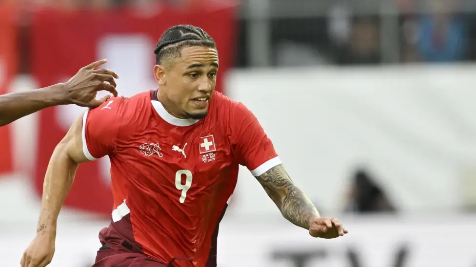 諾亞&middot;奧卡福代表瑞士隊(duì)出場(chǎng)24次，攻入兩球