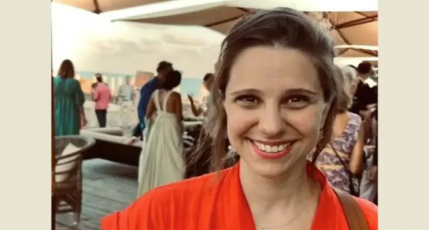 她離開(kāi)是為了追求自己的個(gè)人愛(ài)好，即利用藝術(shù)、音樂(lè)和講故事來(lái)幫助人們。