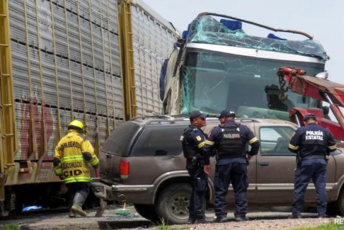 墨西哥火車(chē)撞上雙層巴士10人死亡60多人受傷