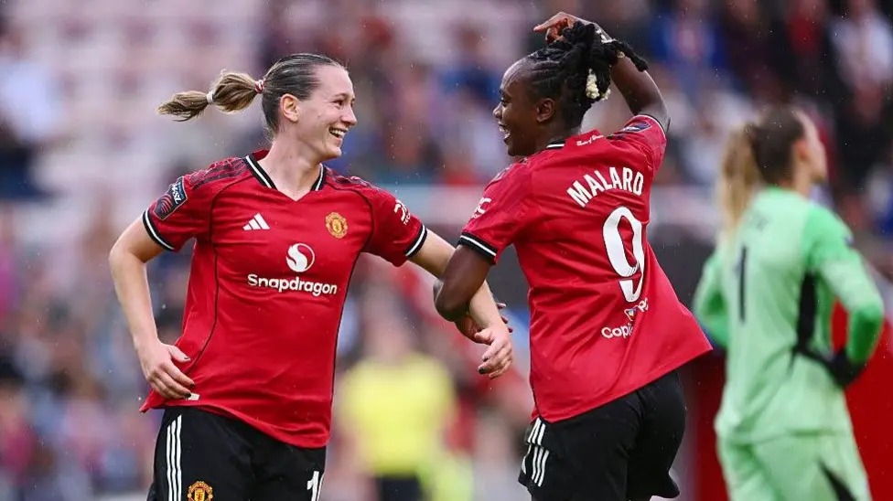 進(jìn)球者伊麗莎白&middot;特蘭德（左）和梅爾文&middot;馬拉德慶祝曼聯(lián)對陣萊斯特城的第二個進(jìn)球