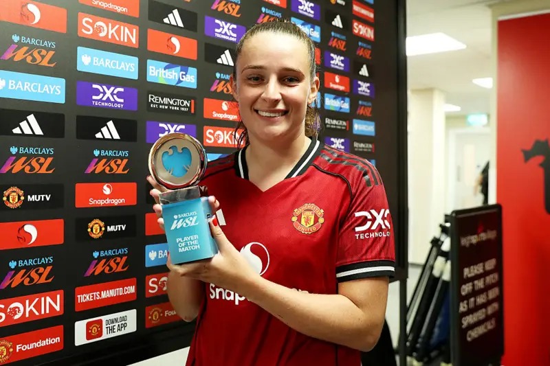 曼聯(lián)球員埃拉&middot;圖恩與巴克萊女子超級(jí)聯(lián)賽最佳球員獎(jiǎng)杯合影