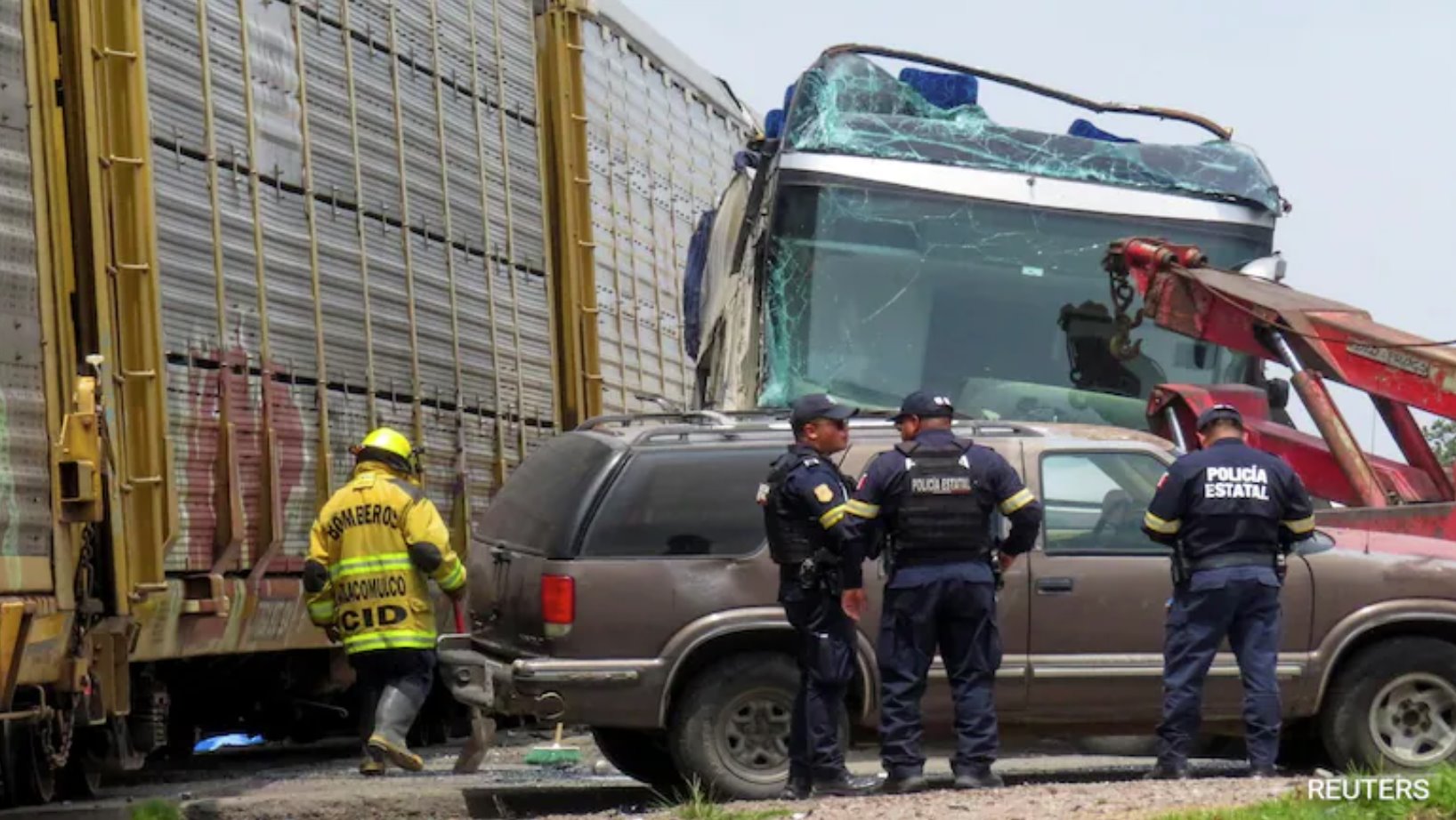 一輛貨運列車撞上一輛雙層客車，造成至少10人死亡。