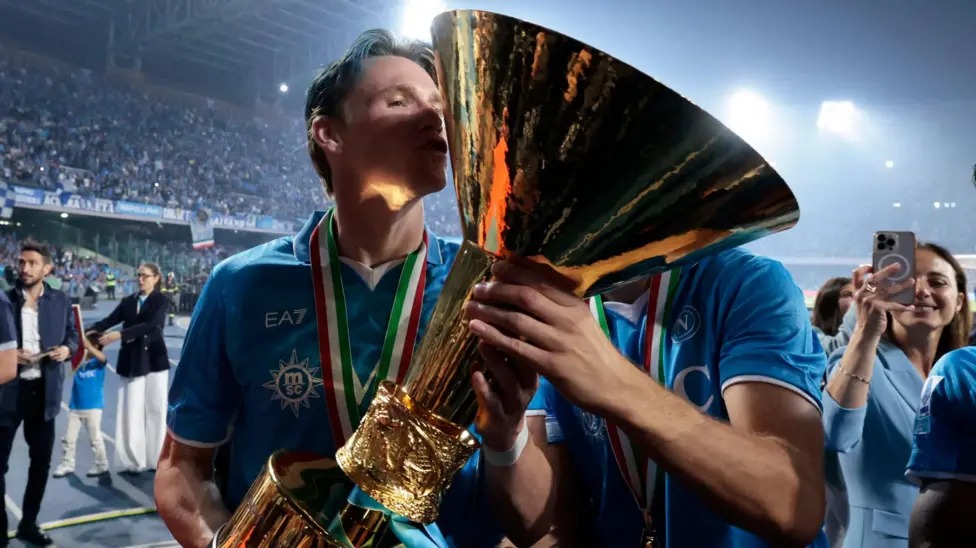 斯科特&middot;麥克托米奈捧起意甲冠軍獎杯，意甲冠軍是麥克托米奈職業(yè)生涯中第三項(xiàng)重要榮譽(yù)，此前他曾隨曼聯(lián)贏得足總杯和聯(lián)賽杯。