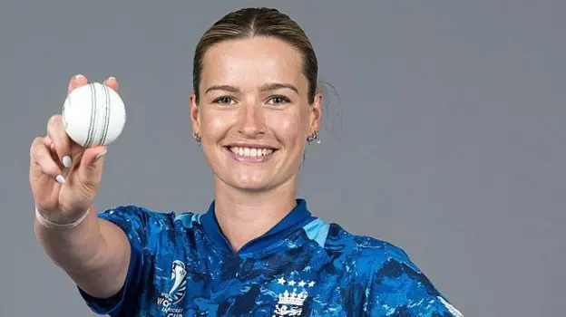 英格蘭投球手勞倫&middot;貝爾，于2022年首次代表英格蘭參加三項賽事