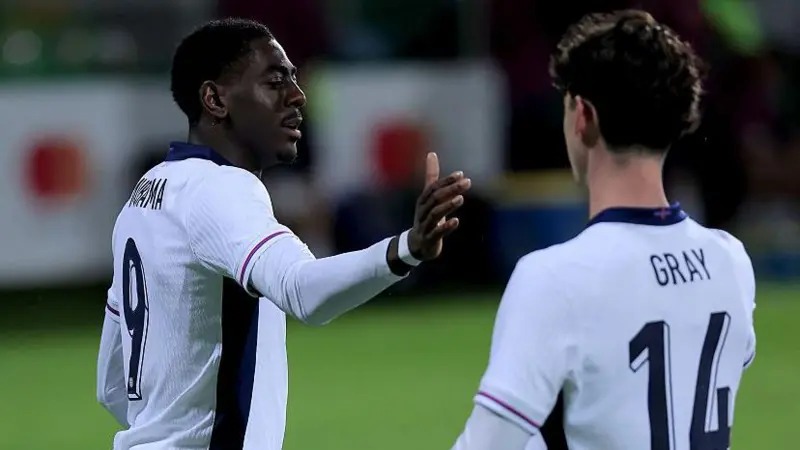 迪文&middot;穆巴馬（左）于2024年從西漢姆聯(lián)隊(duì)轉(zhuǎn)會(huì)至曼城隊(duì)