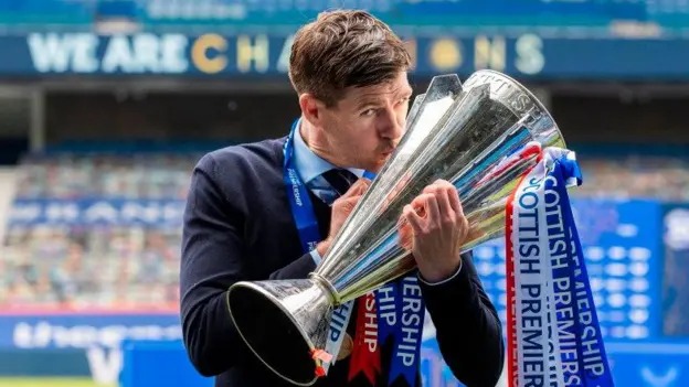 史蒂文·杰拉德于2021年5月捧起蘇格蘭超級(jí)聯(lián)賽冠軍獎(jiǎng)杯