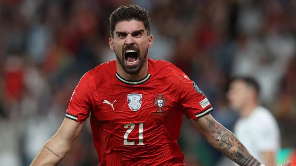 內(nèi)維斯高高躍起，頭球破門，幫助葡萄牙隊(duì)最后補(bǔ)時(shí)階段1-0絕殺愛(ài)爾蘭