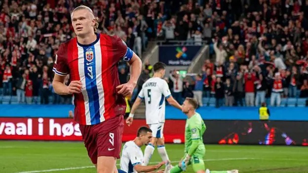 埃爾林&middot;哈蘭德慶祝挪威隊(duì)再次進(jìn)球