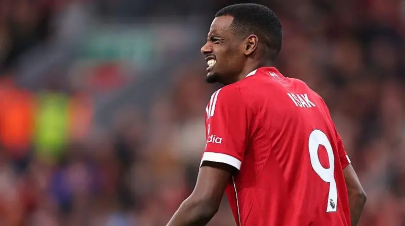 亞歷山大&middot;伊薩克在利物浦和曼聯(lián)的英超聯(lián)賽比賽中面露苦色