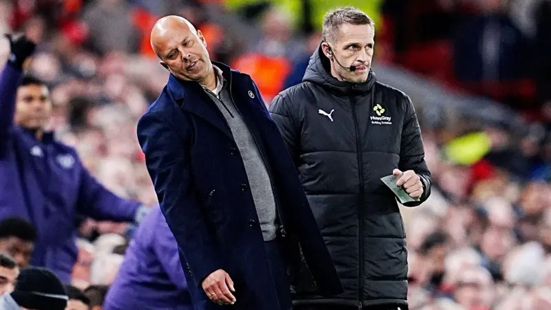 利物浦主教練阿恩&middot;斯洛特在邊線上做出反應(yīng)