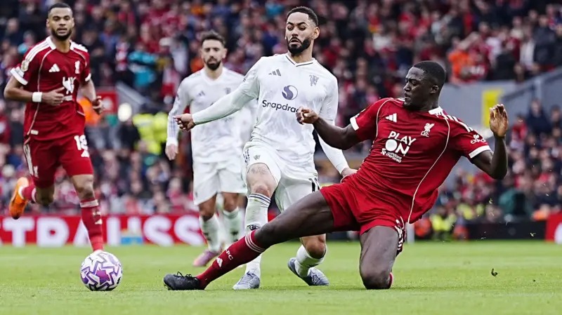 伊布拉希馬&middot;科納特在對(duì)陣曼聯(lián)的比賽中鏟球