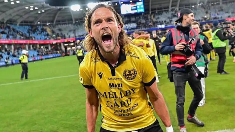 米亞爾比隊球員在以2-0戰(zhàn)勝IFK哥德堡隊后慶祝,并奪得瑞典超級聯(lián)賽冠軍