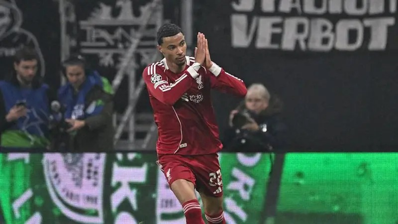 雨果&middot;埃基蒂克在對(duì)陣法蘭克福的比賽中進(jìn)球