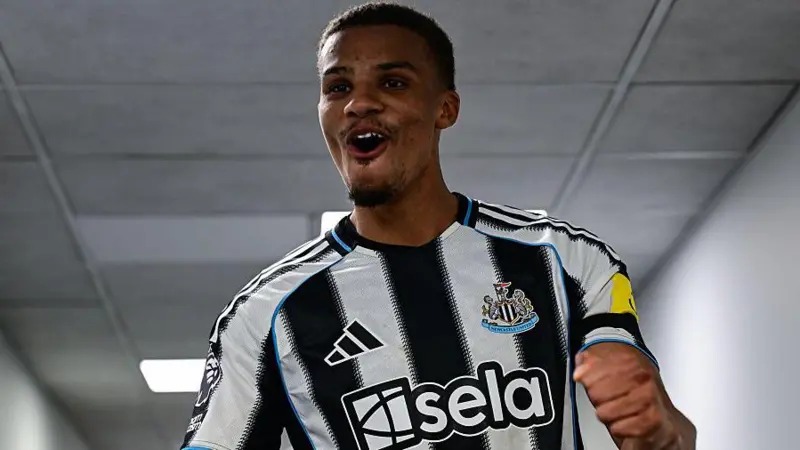 馬利克·蒂亞烏在紐卡斯爾聯(lián)隊戰(zhàn)勝諾丁漢森林隊后慶祝勝利