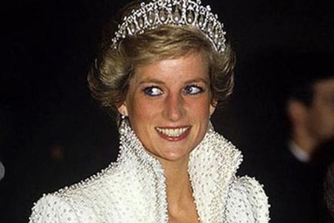 巴黎蠟像館展出戴安娜王妃身穿著名“復仇禮服”的