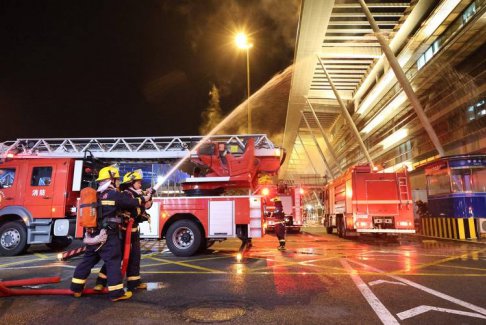 直擊香港大火救援滅火現(xiàn)場