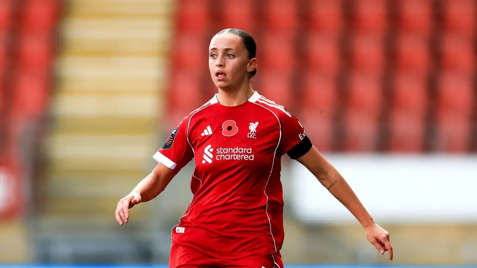 米婭&middot;恩德比代表利物浦對(duì)陣托特納姆熱刺