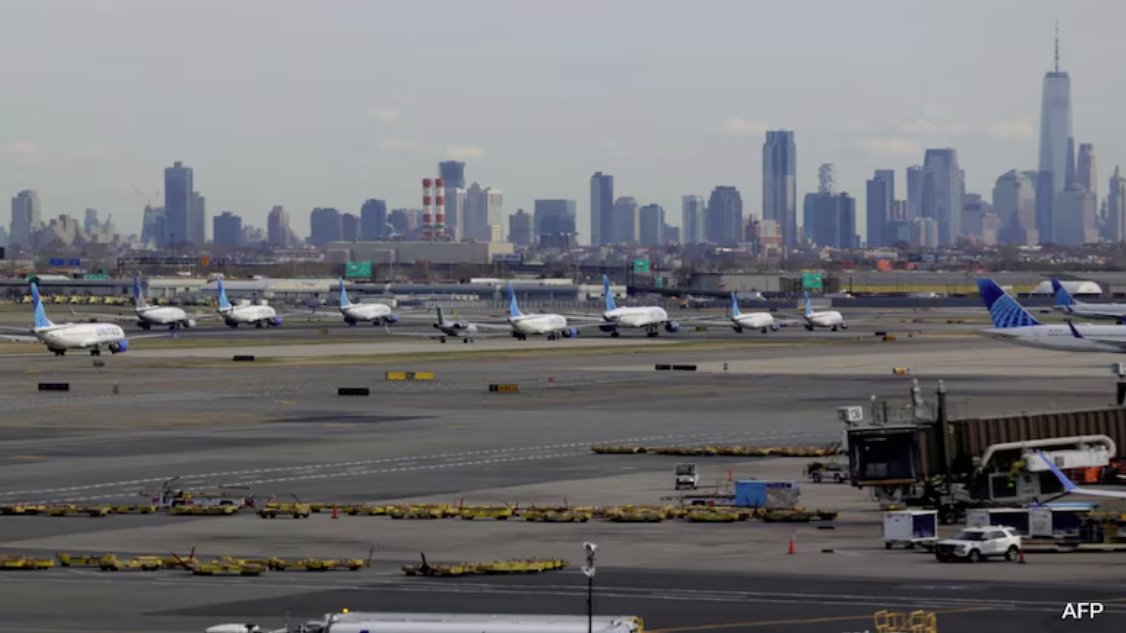 據(jù)航班追蹤網(wǎng)站FlightAware的數(shù)據(jù)顯示,周五有超過(guò)1200個(gè)航班被取消。