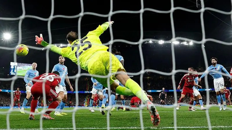 利物浦的范戴克攻破了曼城門(mén)將多納魯馬的十指關(guān)，由于安德魯&middot;羅伯遜越位在先，進(jìn)球無(wú)效。