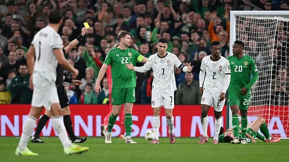 克里斯蒂亞諾&middot;羅納爾多肘擊倒地的達(dá)拉&middot;奧謝后，被出示黃牌。