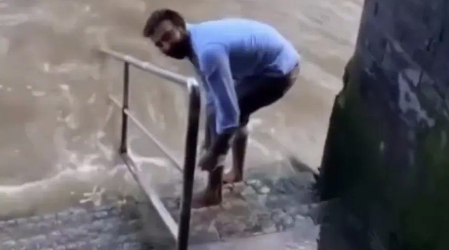 “恒河和亞穆納河還不夠”:印度男子在泰晤士河洗腳引發(fā)爭議