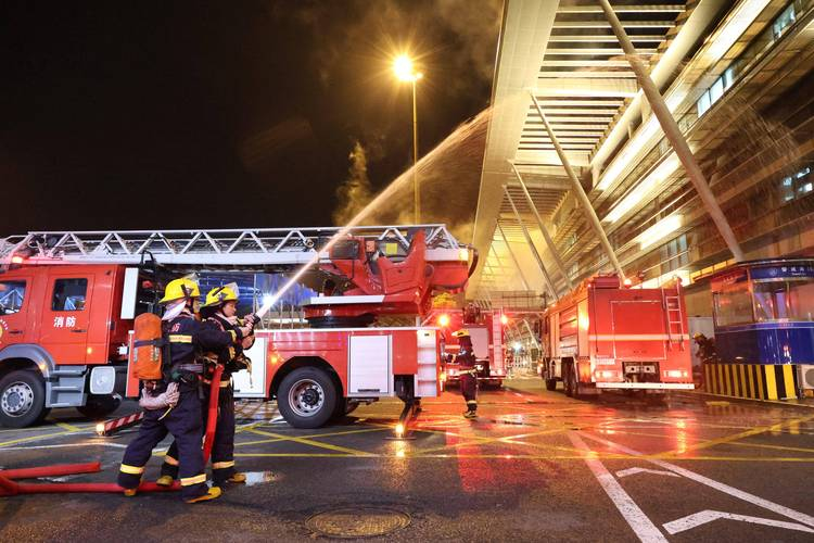 直擊香港大火救援滅火現(xiàn)場