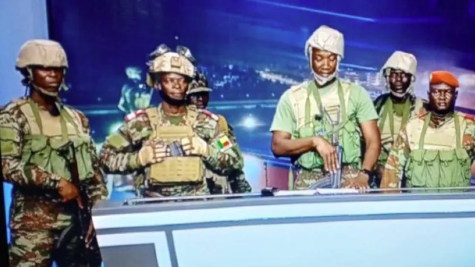 貝寧政變 士兵出現(xiàn)在國(guó)家電視臺(tái)宣布接管政權(quán)