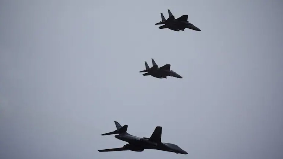 在委內(nèi)瑞拉局勢(shì)緊張之際，美國向委內(nèi)瑞拉沿海地區(qū)出動(dòng)了轟炸機(jī)、戰(zhàn)斗機(jī)和無人機(jī)。