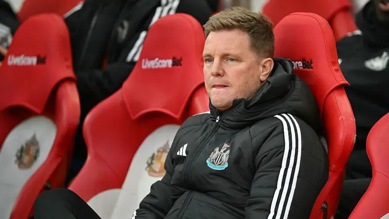 紐卡斯?fàn)柭?lián)隊(duì)主教練埃迪·豪坐在光明球場(chǎng)的球員休息區(qū)里