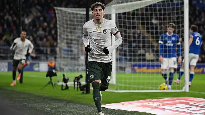 亞歷杭德羅·加納喬在切爾西對(duì)陣卡迪夫城的比賽中進(jìn)球后跑開了