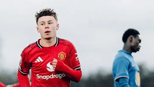 曼聯(lián)球員凱·魯尼在球隊U18英超聯(lián)賽杯6-0大勝伯明翰的比賽中進球