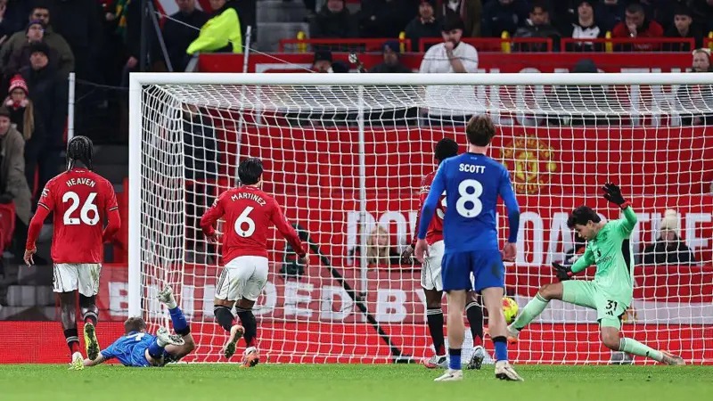 塞內(nèi)·拉門斯撲出了大衛(wèi)·布魯克斯的射門