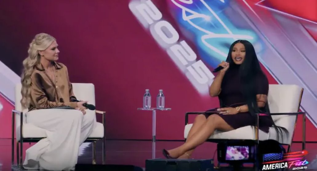 妮琪·米娜在TurningPointUSA的AmericaFest大會上接受了ErikaKirk的采訪