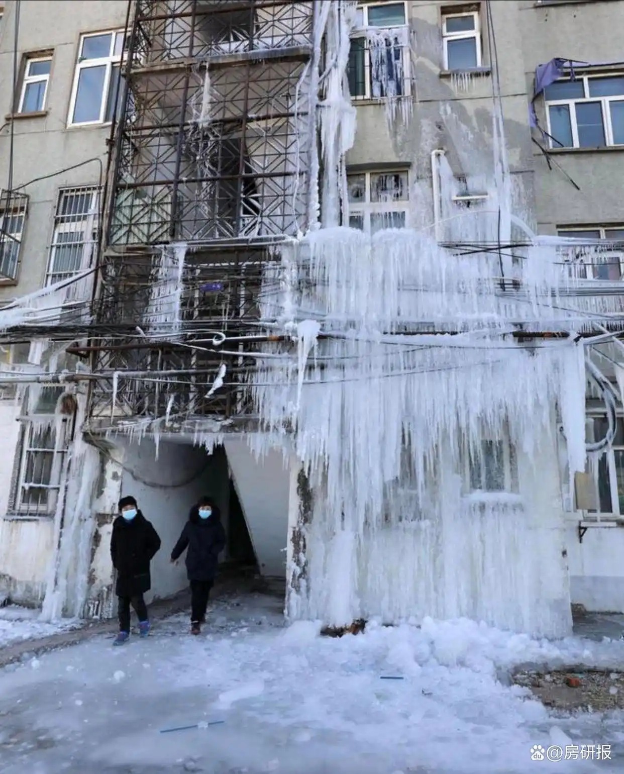 東北家里忘關(guān)水龍頭變&ldquo;冰山&rdquo; 看著覺得冷