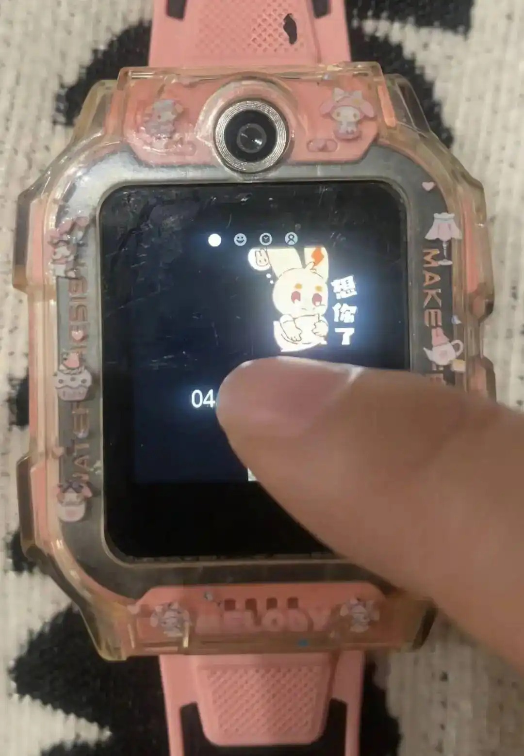 母親發(fā)布的視頻截圖中，女兒給已去世外公發(fā)&ldquo;想你&rdquo;。