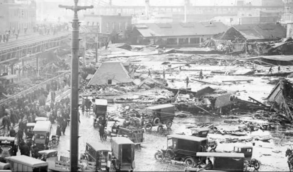 這場(chǎng)災(zāi)難發(fā)生在波士頓商業(yè)街的 Purity Distilling Company