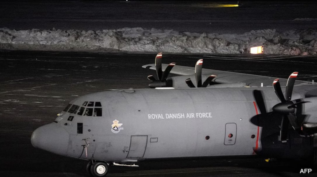 一架丹麥皇家空軍(RDAF)洛克希德C-130J超級(jí)大力神運(yùn)輸機(jī)停放在格陵蘭島努克