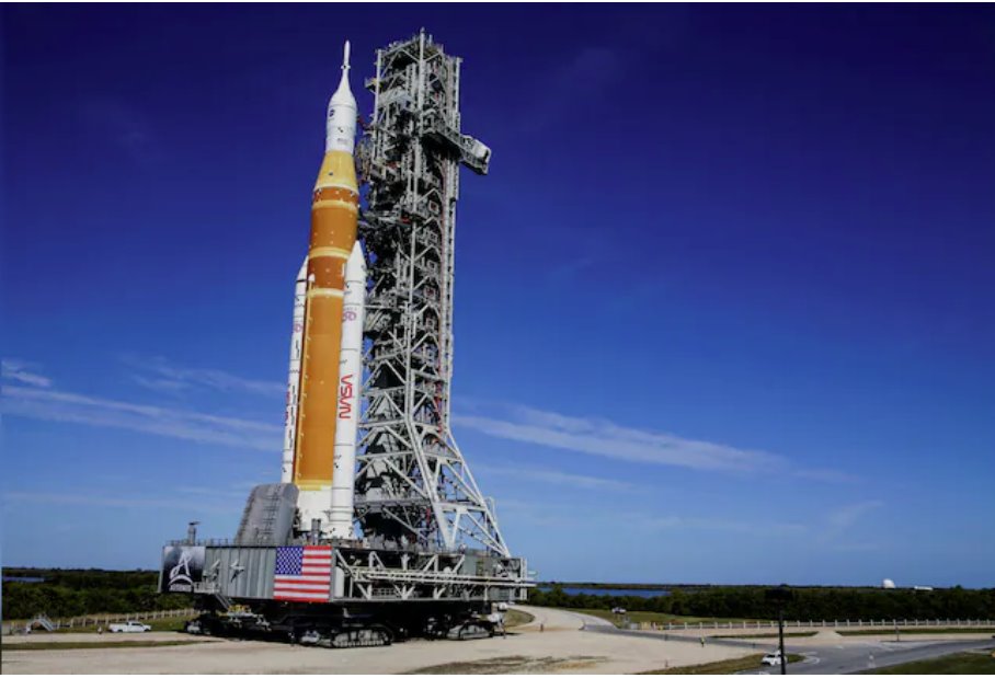 美國宇航局的下一代登月火箭&mdash;&mdash;太空發(fā)射系統(tǒng)（SLS）火箭，將搭載獵戶座載人飛船。