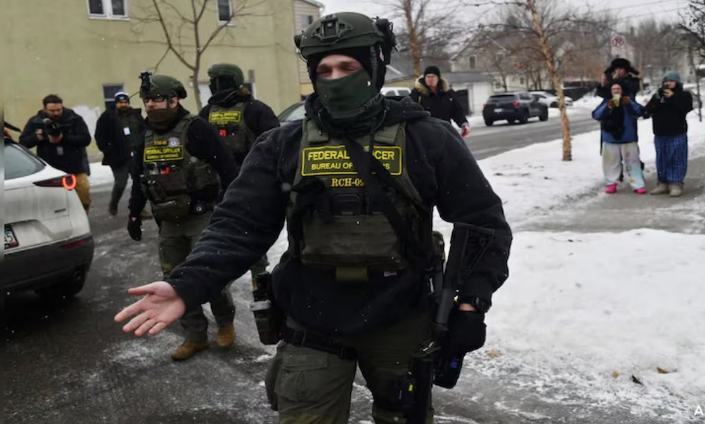 這一轉(zhuǎn)變正值唐納德·特朗普總統(tǒng)的政府?dāng)U大移民逮捕范圍之際