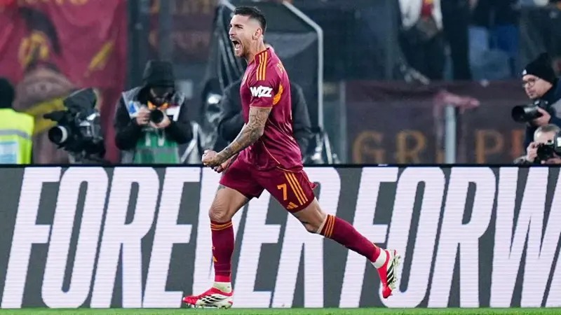 洛倫佐·佩萊格里尼慶祝羅馬在意甲聯(lián)賽中攻破AC米蘭球門