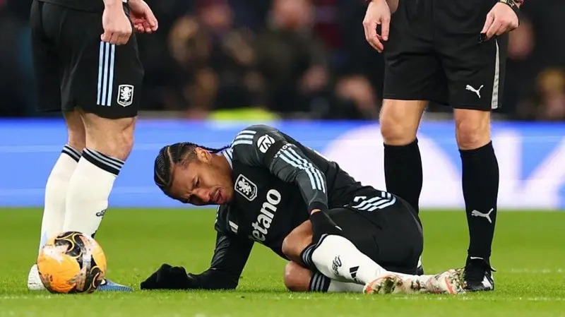 布巴卡爾·卡馬拉在托特納姆熱刺隊(duì)的比賽中膝蓋受傷后倒地