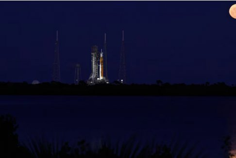 美國(guó)宇航局載人登月火箭加注燃料測(cè)試中氫氣泄漏