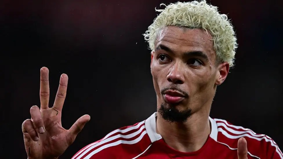 雨果·埃基蒂克對陣紐卡斯?fàn)柕谋荣愔忻烽_二度