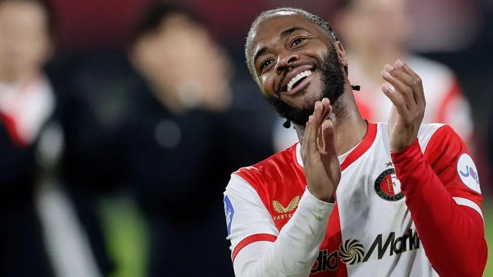 斯特林出自女王公園巡游者青訓(xùn)營(yíng)，曾效力過(guò)四家英超俱樂(lè)部。