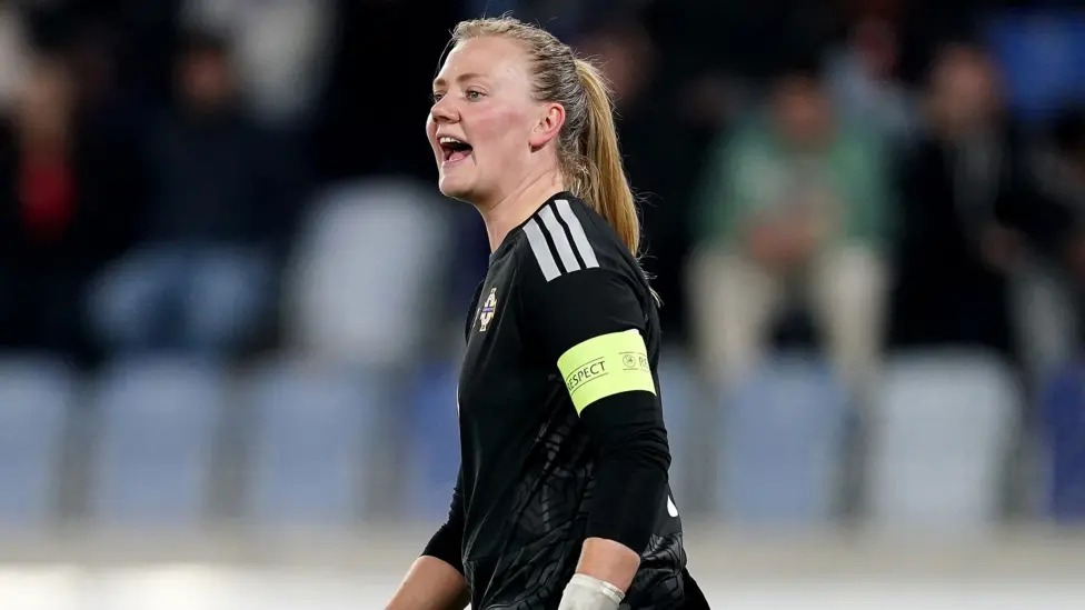 在克里斯&middot;林賽擔任臨時主教練的首場比賽中，杰基&middot;伯恩斯佩戴了隊長袖標。