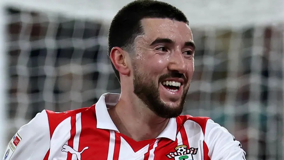 芬恩&middot;阿扎茲在攻破諾維奇城隊球門，芬恩&middot;阿扎茲去年夏天從米德爾斯堡加盟南安普頓。