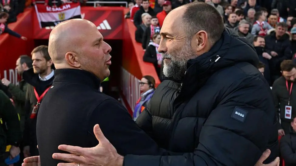 在英超聯(lián)賽開賽前，托特納姆熱刺臨時(shí)主帥伊戈?duì)?middot;圖多爾擁抱了真正的阿恩&middot;斯洛特。